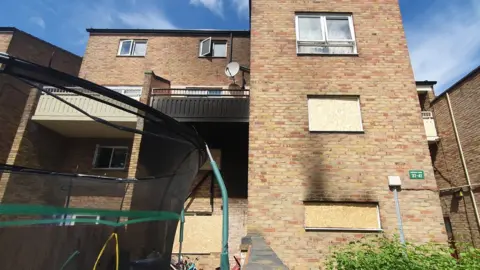 Dawid Wojtowicz/BBC A fire at a flat in King's Hedges, Cambridge