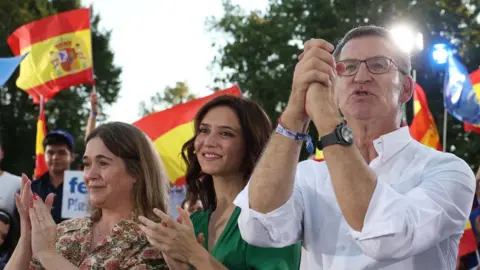Pierre-Philippe Marco Líder del partido de oposición de derecha español, Partido Piobíar, Alberto Núñez Viejo, flanqueado por la presidenta regional de Madrid, Isabel Díaz Ayuso (izquierda)