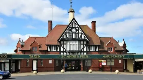 G Laird/Geograph St Annes Pier