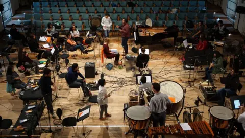 Ariel Laura Orquesta Experimental de Instrumentos Nativos rehearsing in the guest house of Rheinsberg Palace