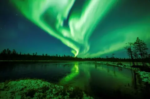 Alexander Kuznetsov/REUTERS The Aurora Borealis (Northern Lights) is seen over the sky near Rovaniemi in Lapland, Finland, 7 October 2018.