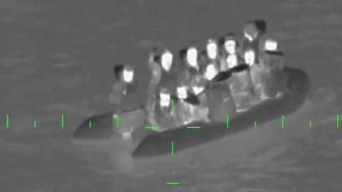 Premar Manche 13 migrants rescued by French