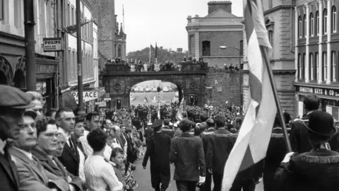 Peter Ferraz/getty images Apprentice Boys parade in Derry on 12 August 1969