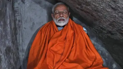 @BJP4India/Twitter Modi meditates