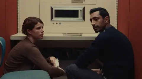 APPLE Anna (Jessie Buckley) and Amir (Riz Ahmed)