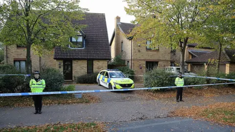 South Beds News Agency Police search at Loxbeare Drive in Furzton, Milton Keynes