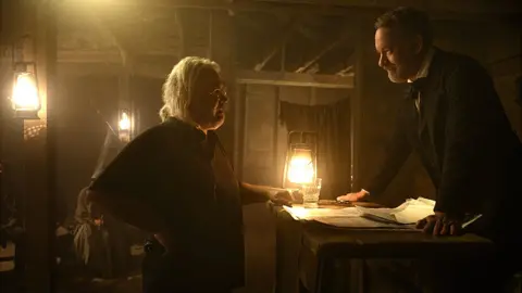 Netflix British director Paul Greengrass on the film set with Tom Hanks