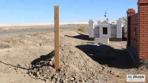 Farkhat Abilov/Azh.kz The grave of Aigali Supygaliev, Kazakhstan, 2018