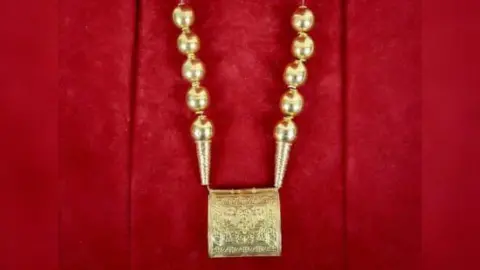 Hansons Auctioneers A Middle Eastern-style 21ct gold necklace.
