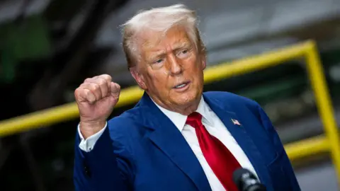 Getty Images El expresidente de Estados Unidos, Donald Trump, durante un evento de campaña en Precision Components Group en York, Pensilvania, EE. UU., el lunes 19 de agosto de 2024.