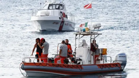 Rescue vessels disconnected  the seashore  of Sicily