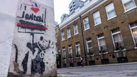 Artis Banksy London Tidak Bekerja Tikus difoto di London pada 18 Desember 2023