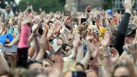 PA Media trnsmt crowd