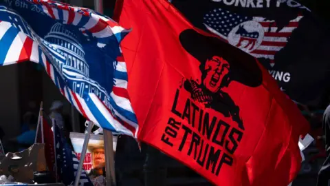 Latinos para a bandeira de Trump