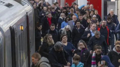 A train platform full of commuters