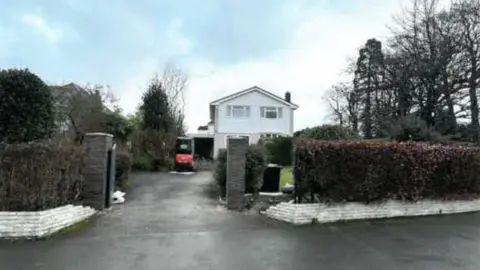 LDRS The same house surrounded by a hedge