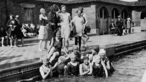 Girl Guide Association, Nottinghamshire/Nottingham Local Studies Library/Picture Nottingham A group of young women and girls in a lido