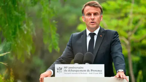 Getty Images El presidente Emmanuel Macron habla en el 80º aniversario del desembarco de Provenza en Boulouris-sur-Mer, sureste de Francia.