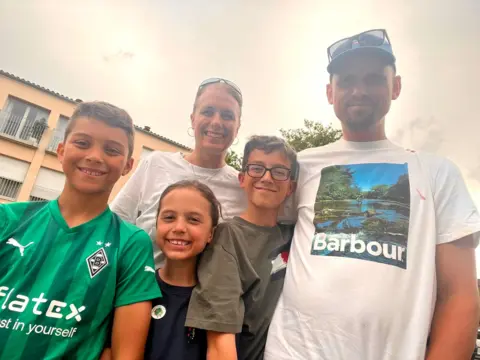 Mark Dorey. Una foto familiar en la que aparecen tres niños, su madre y su padre, todos sonriendo.