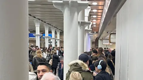 Kerumunan penumpang di daerah Eurostar di Stasiun Internasional St Pancras