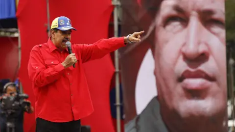 Getty Images De Venezolaanse president Nicolás Maduro spreekt met aanhangers van de regering tijdens een evenement ter herdenking van de verjaardag van de mislukte staatsgreep van 1992 onder leiding van wijlen president Hugo Chavez, zondag in het presidentiële paleis Miraflores in Caracas, Venezuela.  4 februari 2024