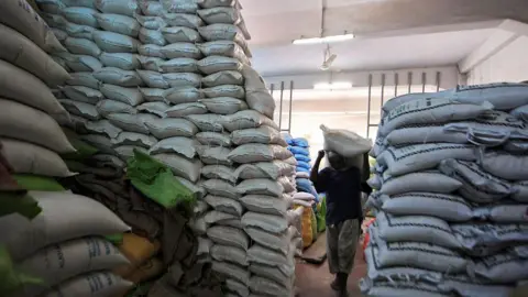 Getty images, a Pakistani laborer, carry a sack of rice in a warehouse in Karachi on 18 April 2008. Pakistan can export 15 percent less rice this year, affecting milling after affecting the ongoing power crisis, which is a senior officer in the world's fifth largest rice export nation. 