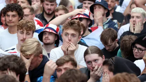 Los aficionados ingleses en Manchester ven la final de la Eurocopa 2024 con las manos en la cara