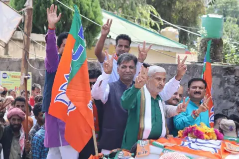 AFP Murtaza Khan, kandidat Partai Bharatiya Janata (BJP) untuk daerah pemilihan Majelis Mendhar, melakukan roadshow sebagai persiapan untuk pemilihan Majelis mendatang di Jammu dan Kashmir, India, pada 4 September 2024. 