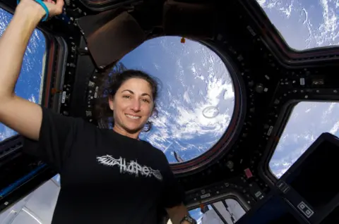 Astronot NASA Nicole Stott mengambang di dalam ISS