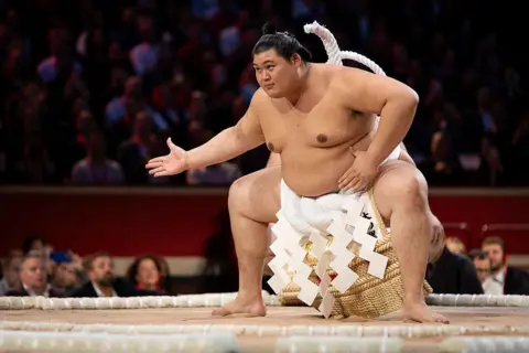 Getty Images Onosato peforms his ring entry ceremony during day one of The Grand Sumo Tournament at Royal Albert Hall on October 15, 2025 in London, England.
