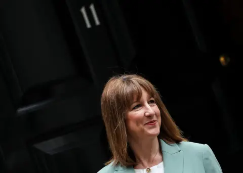 AFP vía Getty Images La Ministra de Hacienda de Gran Bretaña, Rachel Reeves, abandona el número 11 de Downing Street en el centro de Londres el 11 de junio de 2025, antes de dirigirse al Parlamento para presentar la Revisión de Gastos. 