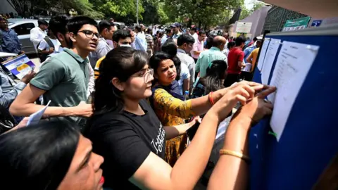 Getty Images 印度新德里 - 5 月 5 日：2024 年 5 月 5 日，在印度新德里瓦桑特库杰参加 NEET 考试的学生。（图片来源：Salman Ali/Hindustan Times via Getty Images）