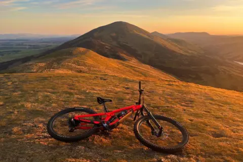 Ewan MacNeilage Bike and Pentland hills