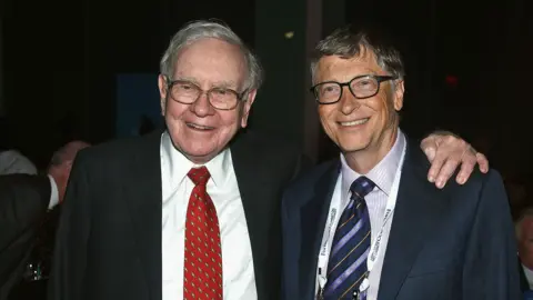 Getty Images Warren Buffett links arms with Bill Gates as the two attend the 2015 Forbes Philanthropy Summit Awards Dinner in New York City. (Photo by Monica Schipper/WireImage)