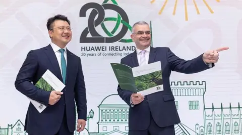 Huawei Calvin Lan, director ejecutivo de Huawei Irlanda, y Dara Calleary, ministra de Estado irlandesa para la Promoción Comercial