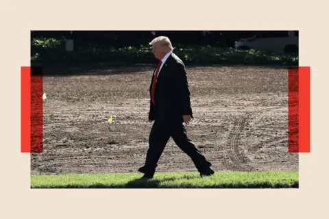 Getty Images O presidente Donald Trump atravessa o gramado do sul na Casa Branca 
