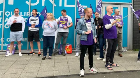 Lecturers strike outside Glasgow Clyde College