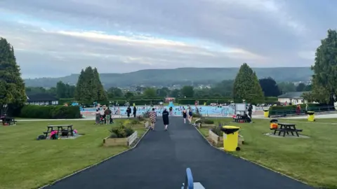 IPLCG View of Ilkley Lido taken from the cafe, with many swimmers