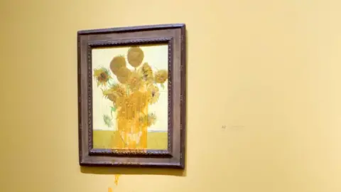 PA Media Tournesols de Van Gogh avec une soupe orange qui coule dessus