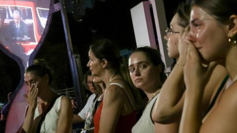 Women react as Israelis and hostage families watch a screening of Israeli Prime Minister Benjamin Netanyahu as he addresses Congress (24/07/24)