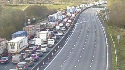 Cars queuing on the M25 with the anti-clockwise lanes empty