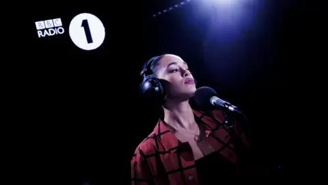 Jorja Smith actúa en el Live Lounge de BBC Radio 1