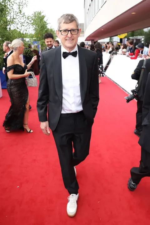 Getty Images Louis Theroux in a dinner jacket and white trainers on the red carpet
