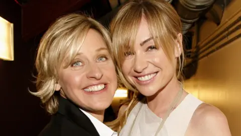 Getty Images Ellen i Portia de Rossi Hulging, Cheek to Cheek, oboje uśmiechające się do aparatu, za kulisami podczas Daytime Emmy Awards w 2006 roku