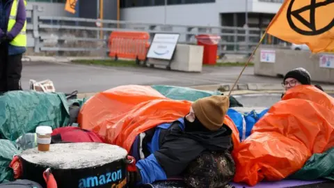 Henry Nicholls/Reuters Protesters at the Amazon distribution centre in Tilbury