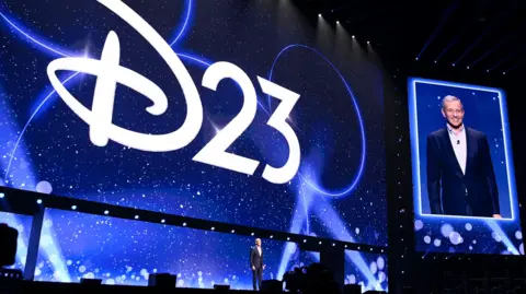     Bob Iger, CEO der Walt Disney Company, erscheint am 9. August 2024 auf der Disney's Entertainment Expo im D23: The Ultimate Event for Disney Fans in Anaheim, Kalifornien