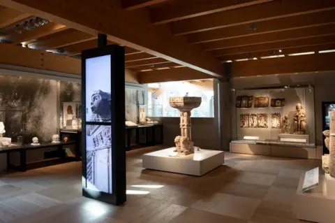 Glasgow Museums The Upper Gallery Stonemasons section