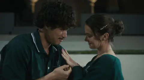 Netflix Charles Melton as Austin Davis, Cailee Spaeny as Ashley Miller in Beef