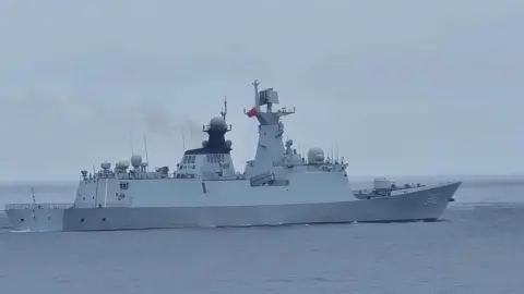 台湾海警一艘中国军舰在台湾北部彭家屿附近海域航行，这是 2024 年 5 月 23 日发布的宣传图片