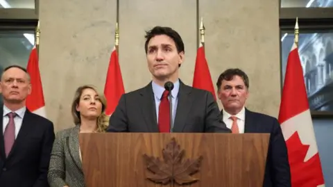 Do premiera Reuters Kanady Justin Trudeau dołącza minister finansów Dominic LeBlanc, minister spraw zagranicznych Melanie Joly i minister bezpieczeństwa publicznego David McGuinty, gdy mówi podczas konferencji prasowej, odpowiadając na rozkazy prezydenta USA Donalda Trumpa na nakładanie 25% taryf Kanadyjskie import, w Ottawie, Ontario, Kanada 1 lutego 2025 r.